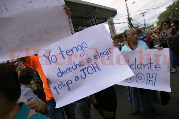 Al ritmo del 'perreo' nacionalistas piden inscripción de Juan Orlando Hernández &nbsp;&nbsp;