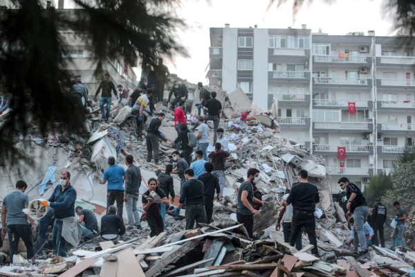 Angustia y desesperación: el rescate de personas atrapadas tras terremoto en Turquía