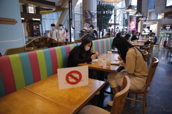 Sin abrazos y a guardar distancia: La convivencia en tiempos de coronavirus (FOTOS)