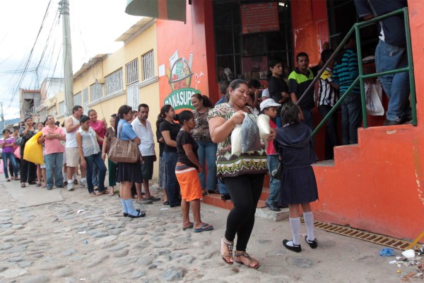 Intermediarios y bajos precios reducen ingreso de productores