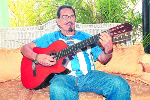 'Mi madre me enseñó los acordes de la guitarra”