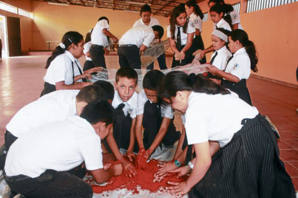 Preparan alfombras y procesiones en El Paraíso