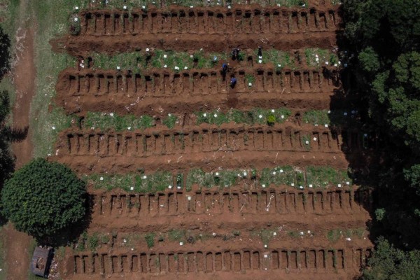 Impactante: El cementerio más grande de Brasil donde entierran muertos por Covid-19