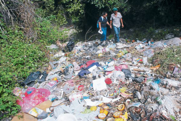 Ríos y quebradas de Oropolí convertidos en botaderos