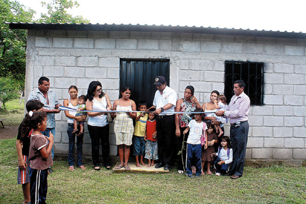 Entregan viviendas a 25 familias de Choluteca