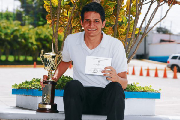 Paul Handal, un estudiante hondureño de excelencia mundial