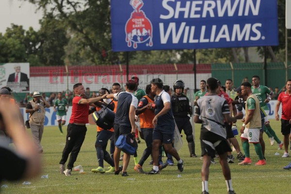 Lo que no se vio en TV: Un baño a Diego Vazquez y la furia de la barra del Marathón