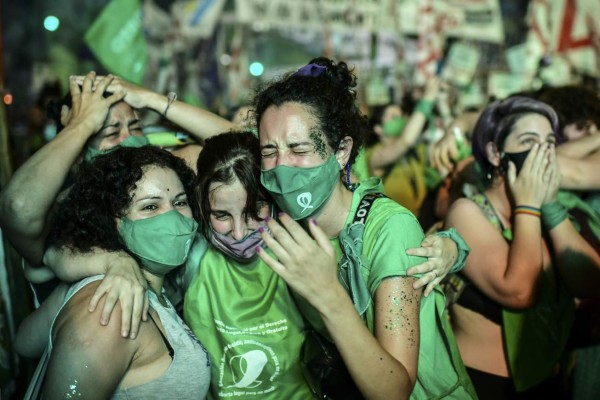 Entre llanto y gritos, Argentina reacciona ante legalización del aborto (FOTOS)