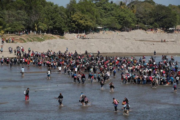 FOTOS: Caravana migrante se arriesga y cruza el río Suchiate
