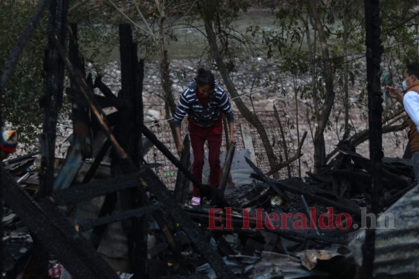 Devastada y desolada, así quedó la zona cero del incendio en el barrio La Bolsa