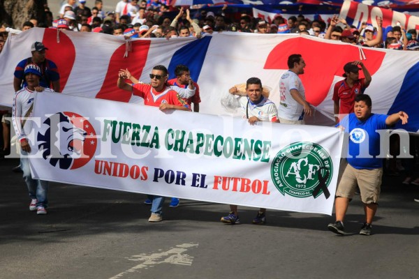 ¡Espectácular llegada de la Ultra Fiel al Estadio Nacional!