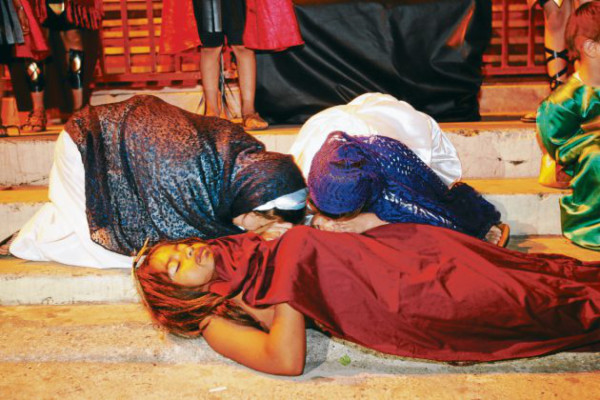 Niños reviven con Vía Crucis la Pasión del Salvador del Mundo