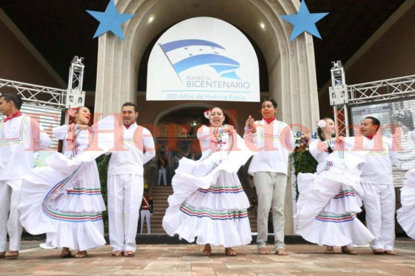 Hondureños celebran con patriotismo el Día de la Bandera Nacional