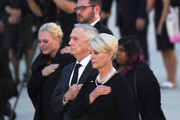 Las desgarradoras imágenes de la esposa e hija de John McCain en su funeral