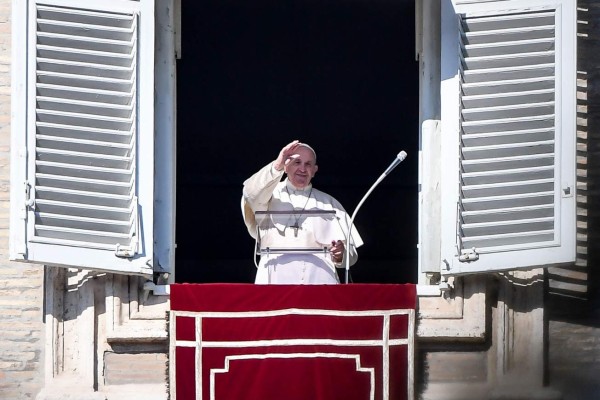 FOTOS: Bastante molesto, el Papa logra zafarse de mujer golpeándole el antebrazo
