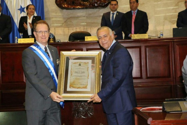 Congreso Nacional condecora al embajador James Nealon
