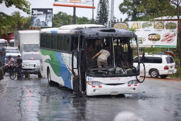 Mueren dos delincuentes y mujer en ataque a bus de transporte Cristina en La Ceiba