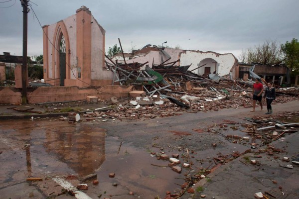 Uruguay: siete muertos y más de 2, 000 desplazados por temporal y tornado