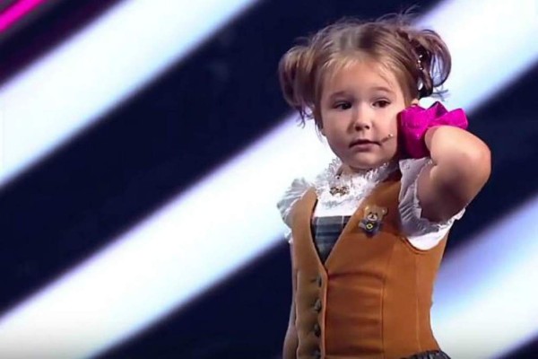 Rusia: Niña prodigio habla siete idiomas y revoluciona las redes con solo 4 años