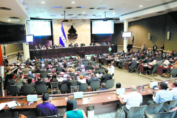 Los salpicados por narcotráfico y corrupción serán favorecidos con reforma a Ley de Privación de Dominio