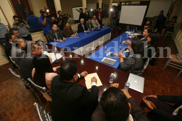 Autoridades de la UNAH atienden convocatoria de la comisión especial del Congreso Nacional