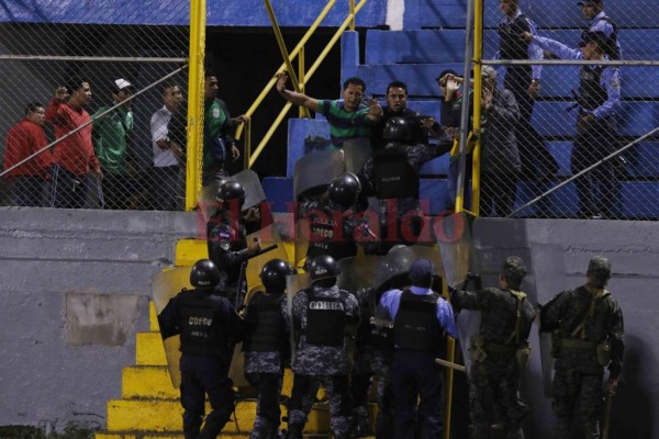 Las imágenes que no vio del ataque entre barras en la semifinal de fútbol hondureño