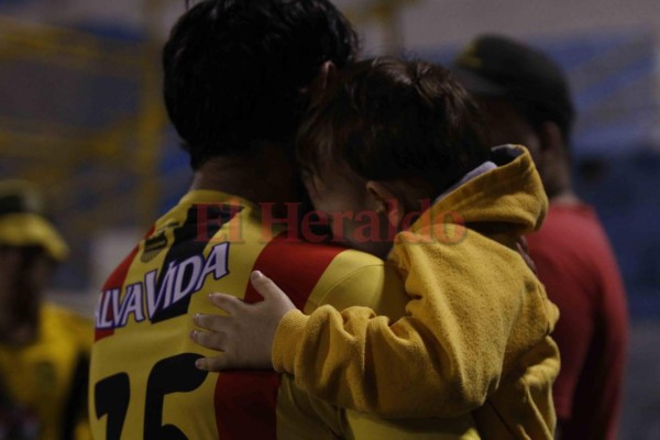 Las imágenes que no vio del ataque entre barras en la semifinal de fútbol hondureño