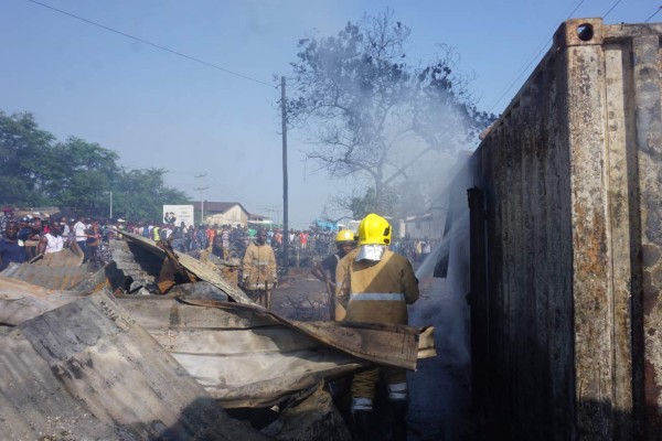 Las dolorosas escenas tras la explosión que ya suma 98 muertos en Sierra Leona