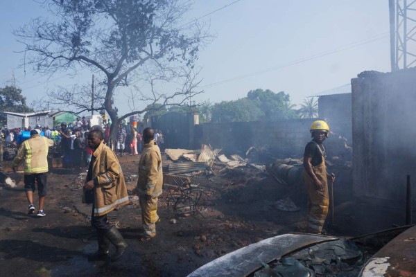 Las dolorosas escenas tras la explosión que ya suma 98 muertos en Sierra Leona