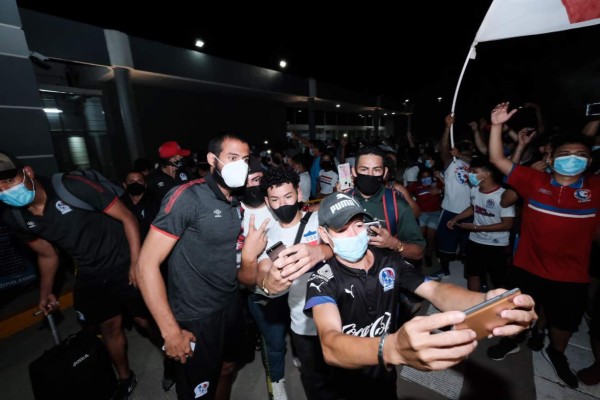 Locura desató Olimpia al arribar al aeropuerto Ramón Villeda Morales  