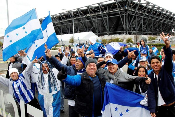 Los aficionados catrachos llegan a gritar por la Selección de Honduras