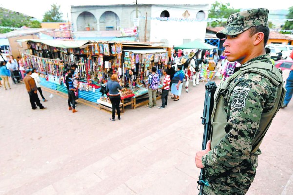 Aldea suyapa se reviste de fe, alegría y color