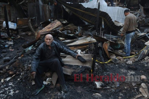 Devastada y desolada, así quedó la zona cero del incendio en el barrio La Bolsa
