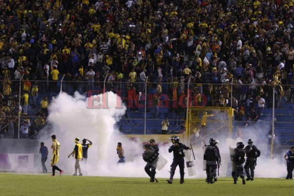 Las imágenes que no vio del ataque entre barras en la semifinal de fútbol hondureño