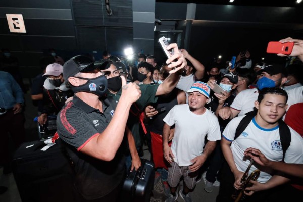 Locura desató Olimpia al arribar al aeropuerto Ramón Villeda Morales  