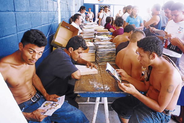 Universitarios donan lote de libros a penal de Choluteca