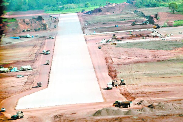 Honduras: Aterriza primer avión en Copán