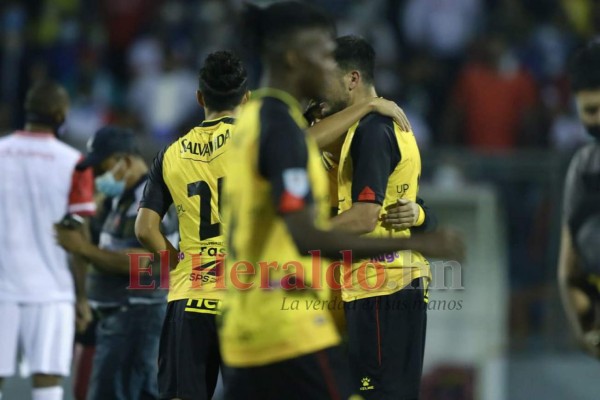 Tristeza y decepción en los rostros de los españolistas tras perder la final (FOTOS)