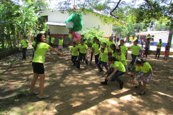 Ejecutivos de Fotovoltaica Los Prados instruyen a niños ecologistas