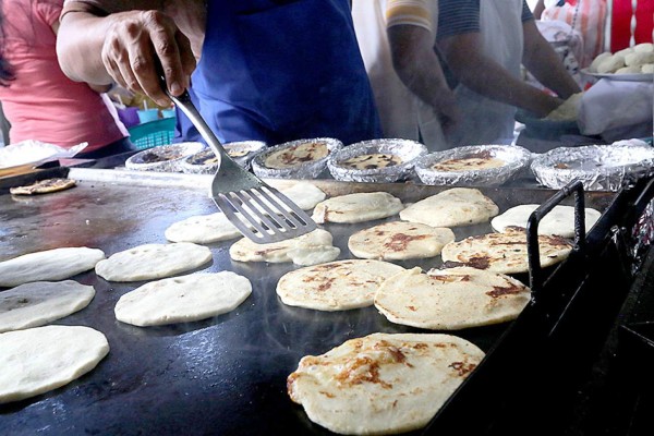Un recorrido por la Feria del Agricultor y el Artesano
