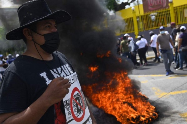 'Bukele, dictador': Salvadoreños protestan contra el bitcóin y el autoritarismo