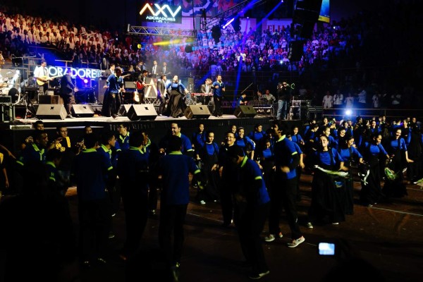 Doce horas de música y exaltación divina