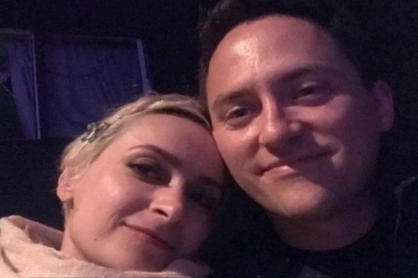 Alec Baldwin se reúne con el hijo y el esposo de la fotógrafa que falleció en el set (FOTOS)