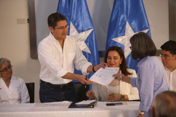 Juan Orlando Hernández acepta ser el candidato presidencial del Partido Nacional de Honduras