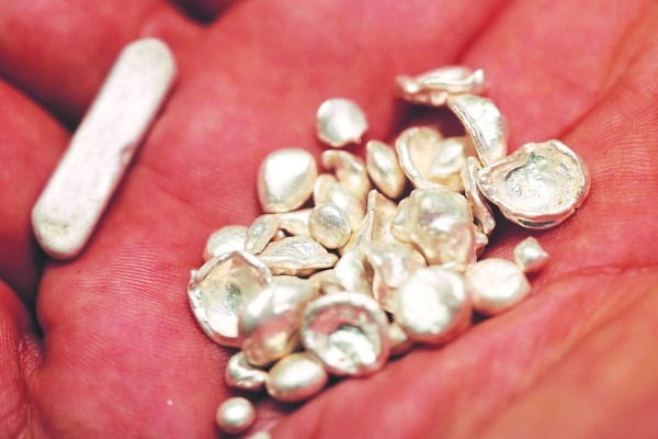 Don Óscar, el artista que hace joyas con radiografías