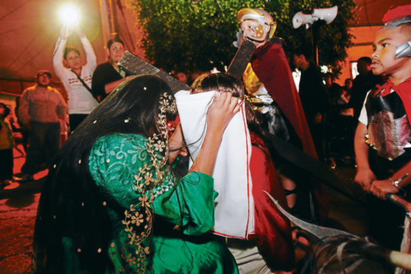 Niños reviven con Vía Crucis la Pasión del Salvador del Mundo