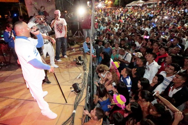 Tegucigalpa celebra hasta el amanecer
