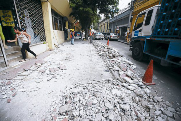 Recuperan aceras del centro