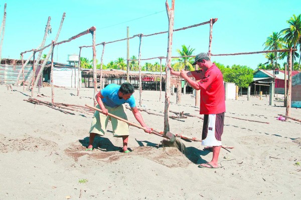 Vecinos de Cedeño organizan comité para limpiar las playas