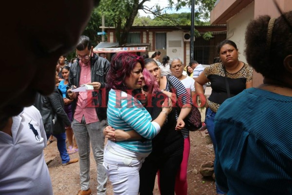 Doloroso momento cuando familiares reclamaron cuerpo del niño soterrado en Los Llanos